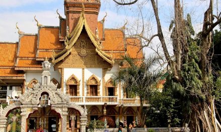 Chiang Mai: Donald Duck in Buddhas Garten