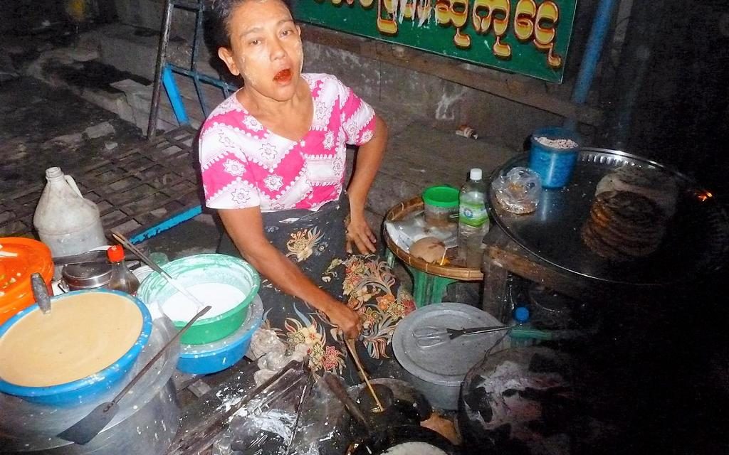 Yangon 2: Thanaka, Garküchen und Babyschlangen